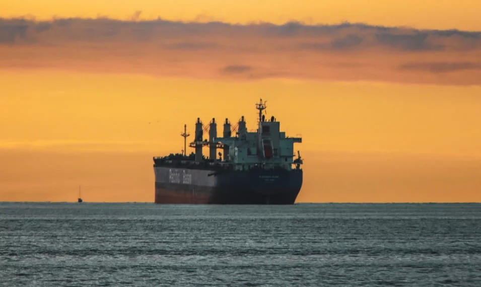 Navio naufragando em direção do por do sol