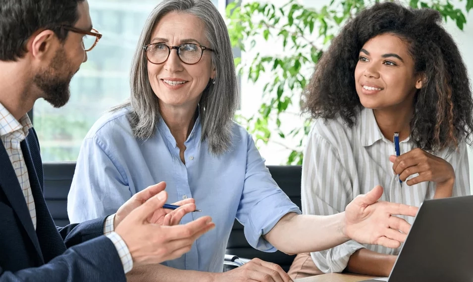 equipe discutindo estrategia