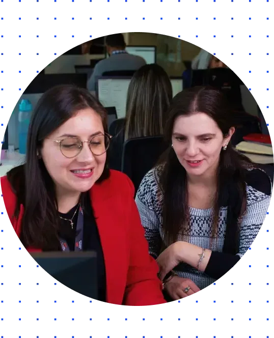 Dos mujeres trabajando en la oficina